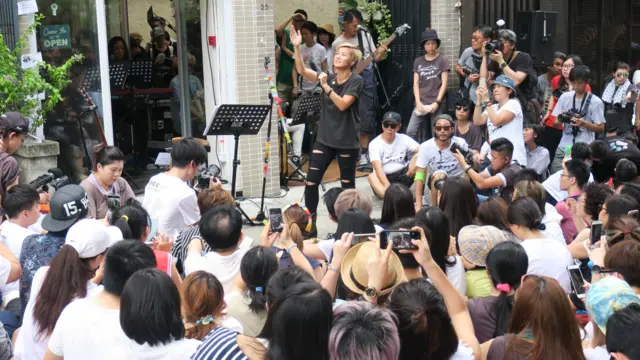 何韵诗与当地商家举办的音乐会及社区文化日活动吸引近三千人到场。 