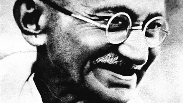 ماہرین تعلیم کا کہنا ہے کہ گاندھی جی نے گرچہ عدم تشدد کے فلسے پر عمل پیرا ہوکر ہندوستان میں آزادی کی مہم چلائی تھی اور کامیابی حاصل کی لیکن ’نسل پرستی بھی ان کی شناخت‘ تھی