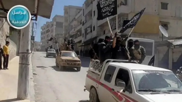 نیروهای جبهه نصرت در داخل شهر سنینشین جسرالشغور (پنجم اردیبهشت ۱۳۹۴)