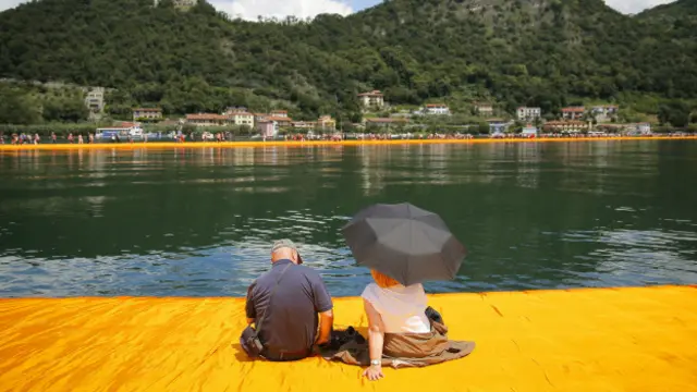 Пара под зонтиком