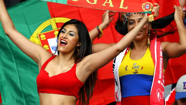 پرتگال کے فٹبال مداح میچ کے دوران میدان میں گھس آئے تھے