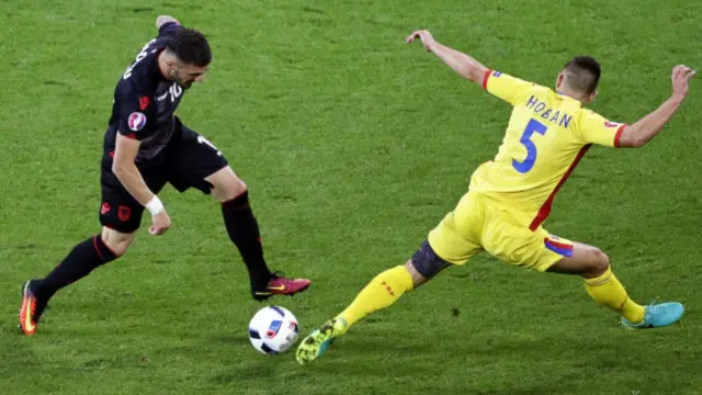 Румуни (у жовтій формі) стали другою командою після українців, хто вже точно їде додому 