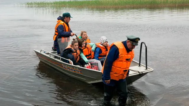 Дети на лодке