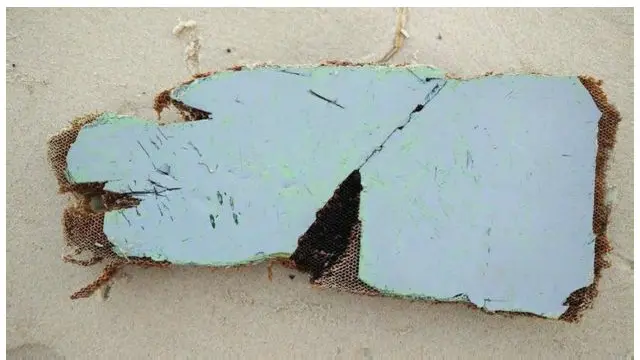 Puing kursi pesawat.