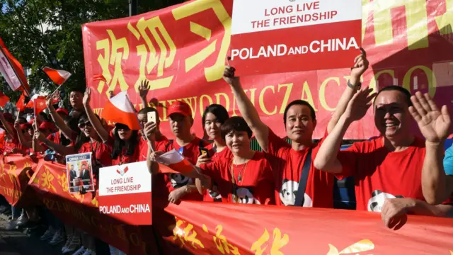 华沙的中国民众众欢迎习近平抵达波兰访问。