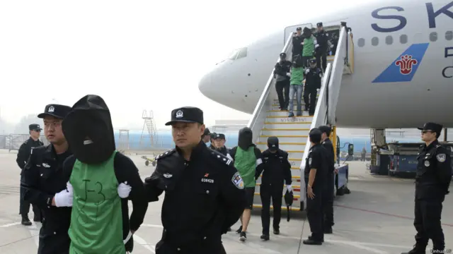 4月13日，非洲肯尼亞將45名涉電訊詐騙案的台灣人遣送大陸（圖為北京首都機場，第二批電信詐騙犯罪嫌疑人被包機押解回北京）