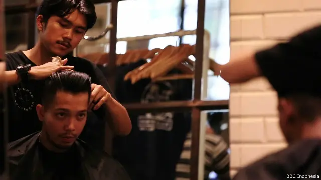 Dengan tarif Rp70 ribu sekali pangkas, Manhattan Barbershop mendapatkan omzet sebesar Rp40 juta -Rp50 juta per bulan.