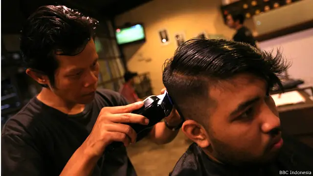 Sebagian besar pelanggan Manhattan Barbershop adalah kaum muda yang menginginkan model rambut tertentu.