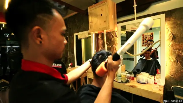 Lanang Barbershop menggunakan vacuum cleaner untuk membersihkan sisa-sisa rambut sehabis cukur.