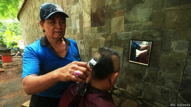 Pak Sofyan telah menjadi tukang cukur di kawasan Menteng, Jakarta Pusat, sejak awal 1980-an.