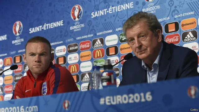 Manajer timnas Inggris Roy Hodgson (kanan) dan Wayney Rooney dalam jumpa pers menjelang laga melawan Slowakia.