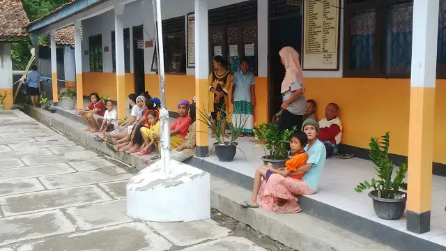 Yatinem kini mengungsi di balai desa Jelok.