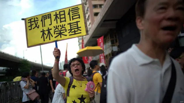 支持铜锣湾书店的香港群众在一场示威中举起“我们相信林荣基”标语牌(18/6/2016)
