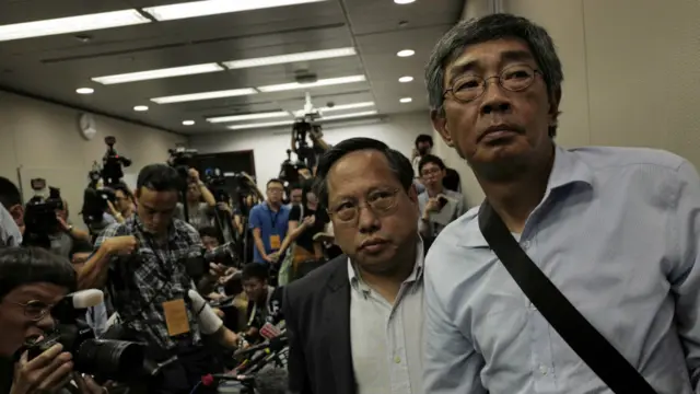 何俊仁(右二)陪同林荣基(右一)会见记者(16/6/2016)