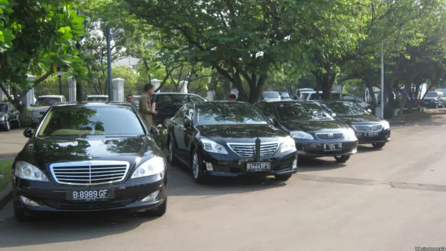 Sejumlah pejabat tinggi Indonesia mendapat fasilitas negara dalam berbagai bentuk, termasuk rumah dan kendaraan.