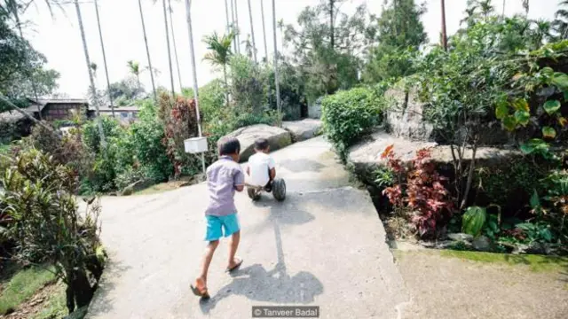 孩子们在 Mawlynnong 整洁的街道上玩耍，这里的卫生每天都有孩子和专门的园丁维护。（图片来源：TanveerBadal)