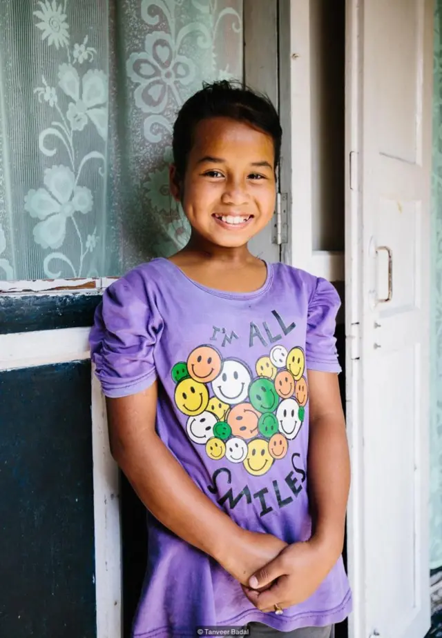 11 岁的 Deity Bakordor 每天一早都要和其他 Mawlynnong 孩子一起打扫街道。（图片来源：TanveerBadal)