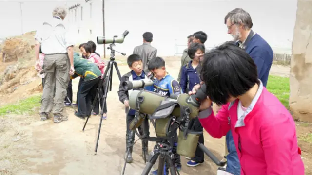 Местные жители рассматривают перелетных птиц через мощные телескопы новозеландских ученых