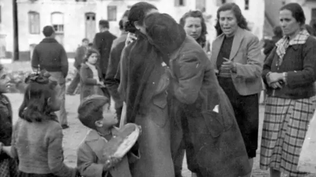 لثلاثة أعوام، بقي آلاف اليونانيين في معسكرات للاجئين في أنحاء الشرق الأوسط