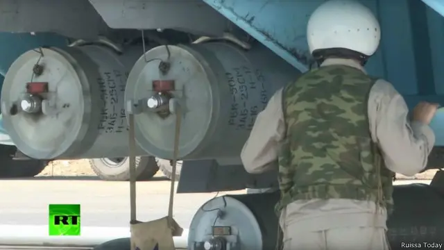 صورة من محطة روسيا اليوم تظهر ما يبدو أنه طائرة روسية حربية تحمل قنابل عنقودية من طراز آر بي كيه 500