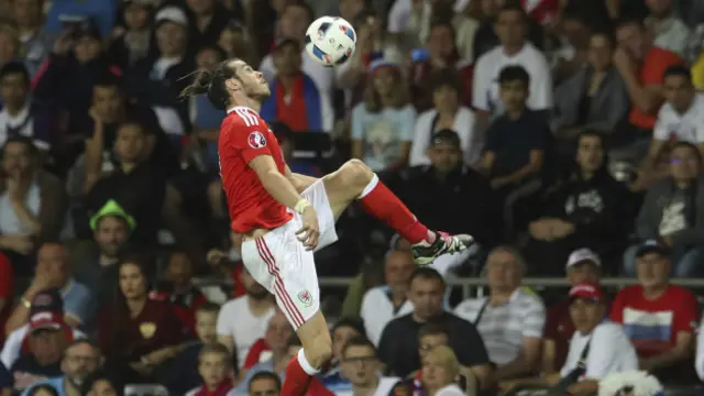 Galler'in Rusya'yı 3-0 mağlup ettiği maçta gollerden biri Gareth Bale'den geldi.