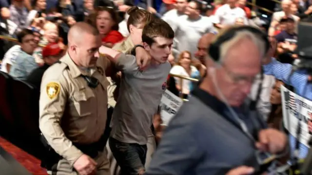 Майкл Стивен Сэндфорд под конвоем охраны