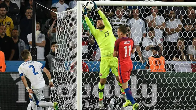 سلوواکیا کے گول کیپر ماتوس کوزاچک نے عمدہ کھیل کا مظاہرہ کرتے ہوئے انگلینڈ کی گول کرنے کی ہر کوشش ناکام بنا دی۔