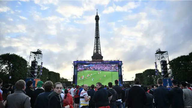 بعض لوگوں نے یہ میچ پیرس کے مشہورِ زمانہ ایفل ٹاور کے قریب بڑی سکرین پر دیکھا۔