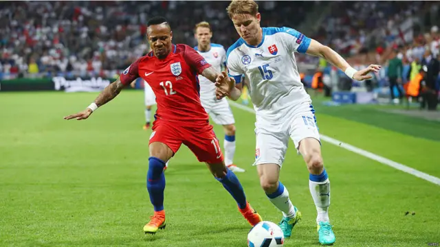 سلوویکیا کے ٹومس ہوباکان (دائیں) اور انگلینڈ کے نیتھینیئل کلائن گیند پر قابو پانے کے لیے سرگرم۔