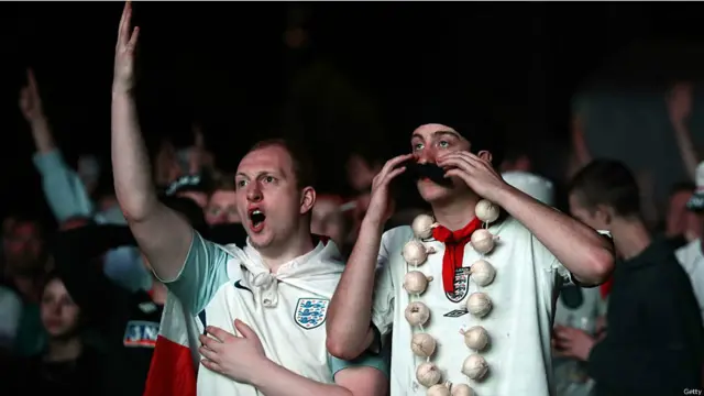 انگلینڈ کے بعض مداح اپنی ٹیم کی کارکردگی سے نالاں ہیں۔ ایک مداح گلے میں لہسن کا ہار پہن کر آ گیا۔