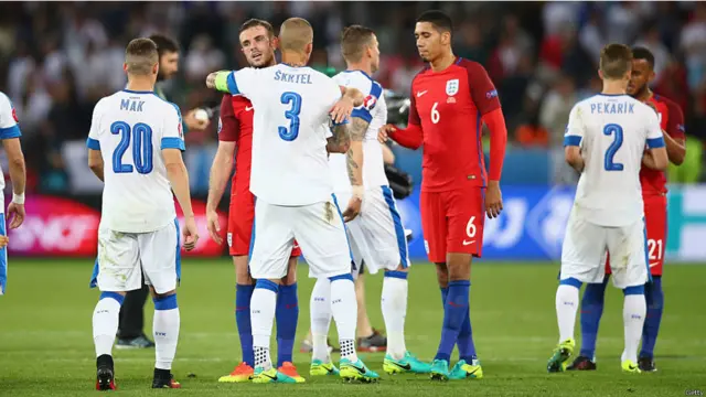 میچ کے اختتام پر سلوواکیا کے کھلاڑی انگلینڈ جیسی مضبوط ٹیم کے خلاف ایک پوائنٹ حاصل کرنے پر ایک دوسرے کو مبارکباد دے رہے ہیں۔