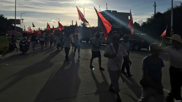 烏坎村村民持續抗議當局抓捕林祖戀。他們認為這位「民選」村主任被當局陷害，以阻止他領導村民抗議土地遭他人盜賣。