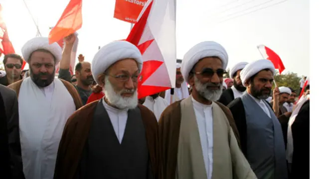 شیخ قاسم (دوم از چپ) در راهپمیایی‌های مخالف دولت شرکت فعالانه داشته است