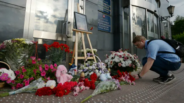 Цветы и игрушки у здания Департамента труда и социальной защиты населения города Москвы, в память о погибших детях на Сямозере в Карелии. 