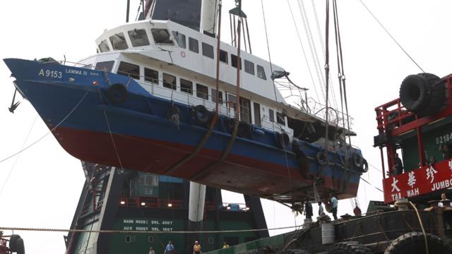 搬運人員從香港南丫島岸邊吊運移走南丫四號殘骸（14/10/2012）