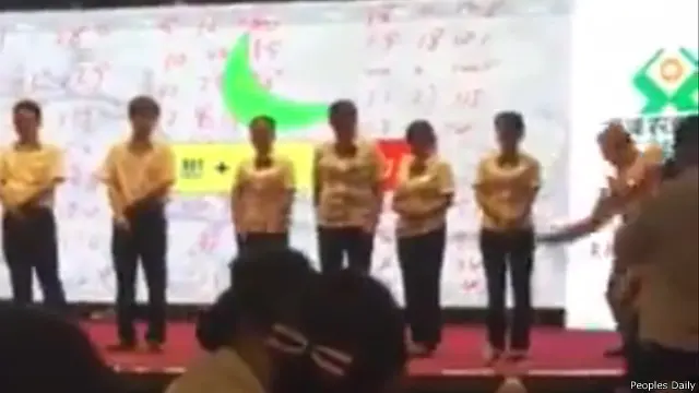 Người phụ nữ ở ngoài cùng bên phải trong đoạn video có vẻ như không chịu nổi đau đớn mỗi khi bị đánh