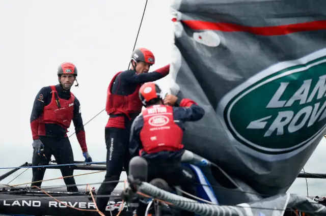 本·艾恩斯利(Ben Ainslie)爵士(左一)