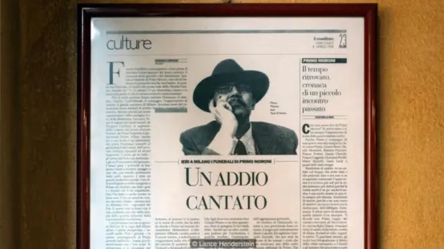  Rattazzo 酒吧牆壁上張貼著無政府朋客作家、政治家和社會活動家普裏莫·莫洛尼（Primo Moroni）的訃告（圖片來源：Lance Henderstein)