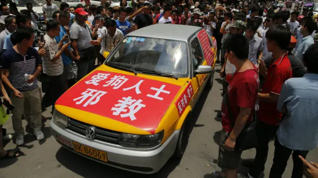 反对“狗肉节”的人们来到市场上表示抗议