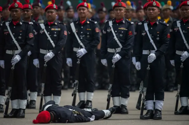 Солдат знепритомнів у строю