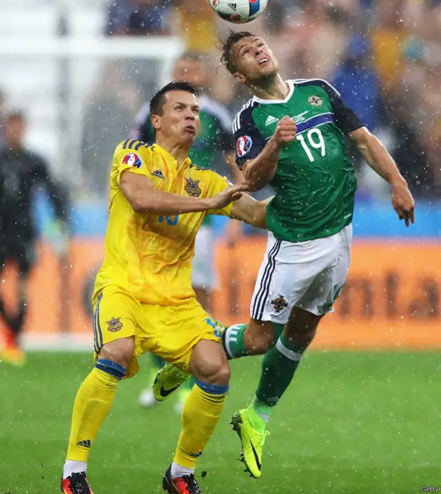 Pemain Irlandia Utara, Jamie Ward berduel dengan pemain Ukraina, Yevhen Konoplyanka.