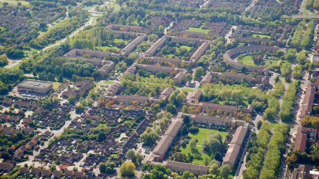 İngiltere'de Milton Keynes kasabası ideal şehirlere en başarılı örneklerden biri olsa da organik şehirlerin sahip olduğu tarih ve kültürden yoksunluğu hissediliyor.