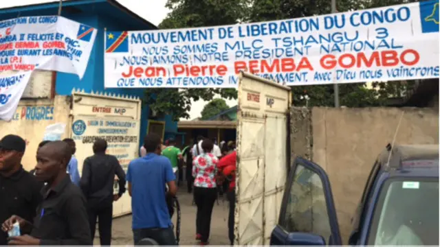 Des partisans de Jean-Pierre Bemba réunis à Kinshasa, au moment où la CPI donnait le verdict de son procès.