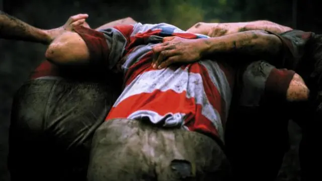 Rugby gibi sporlarda kafaya darbe alma ihtimali yüksektir.