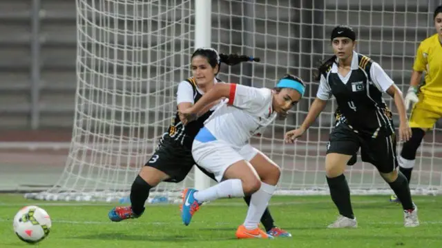 مہناز شاہ کے بقول پاکستان میں خواتین فٹبال اپنے شوق کی خاطر کھیل ضرور سکتی ہیں لیکن اسے اپنا کریئر نہیں بناسکتیں