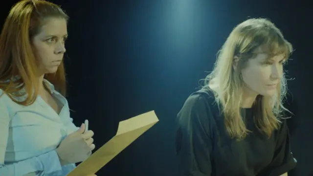 актеры на сцене