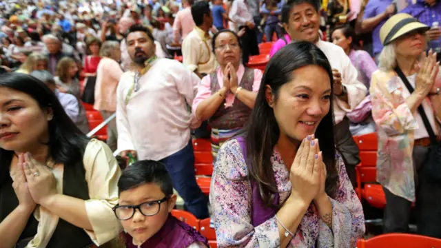 达赖喇嘛在犹他州立大学的公开演讲有数千人到场。