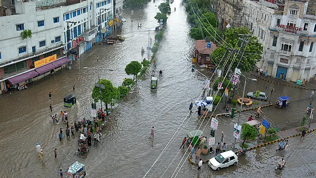 مون سون کی بارشوں کے نتیجے میں لاہور کی سڑکوں پر اس کے مناظر عام دیکھنے کو ملتے ہیں