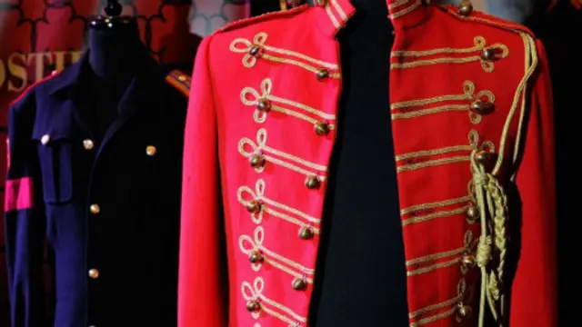 威迪恩为迈克尔·杰克逊提供的军装夹克