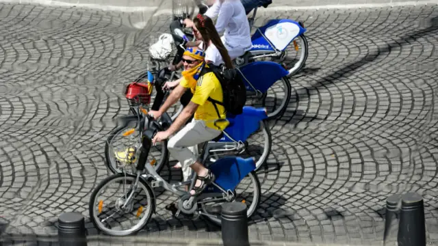 Сборная Украины завершила выступления на чемпионате Европы по футболу, не забив ни одного гола в групповом этапе. Последняя встреча с командой Польши в Марселе завершилась со счетом 0-1.